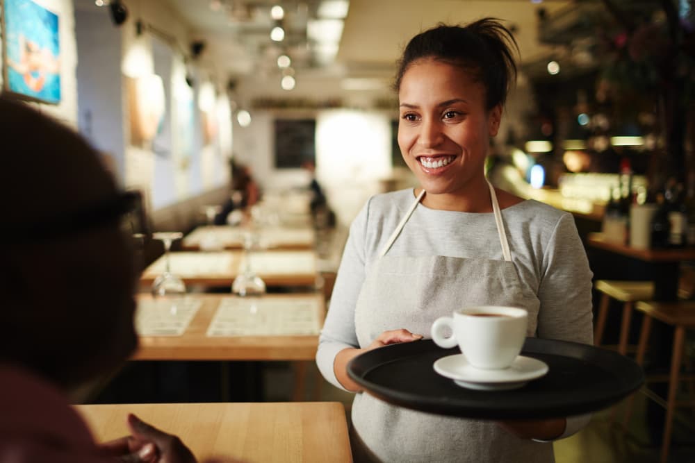Formation serveur, les erreurs courantes à éviter lors du choix de vos chaussures de service